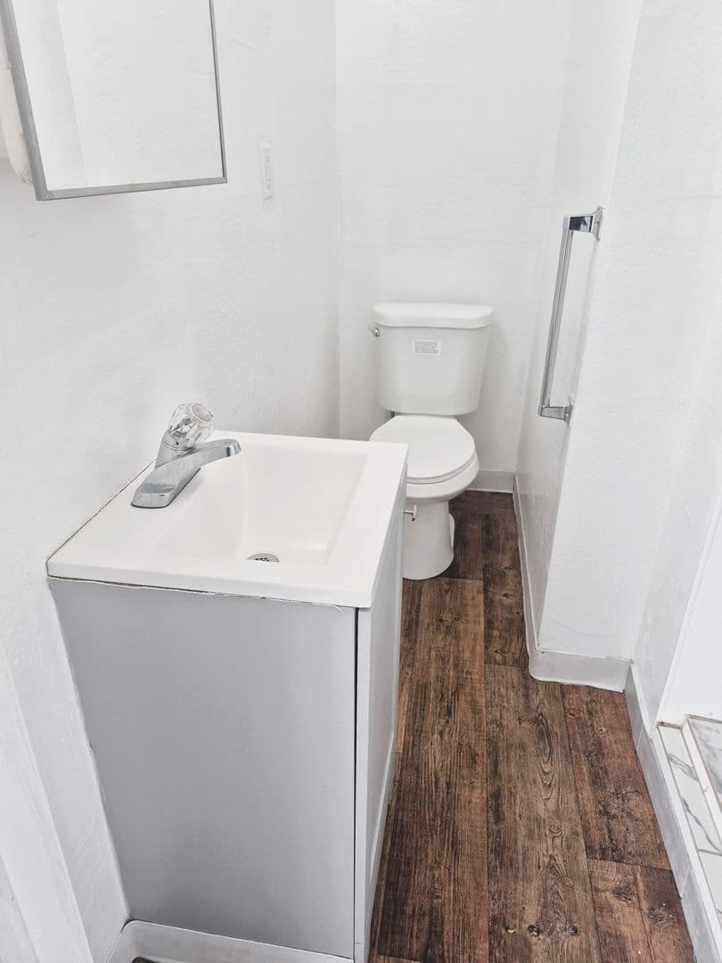 Oakland Apartment: 1811 27th Ave