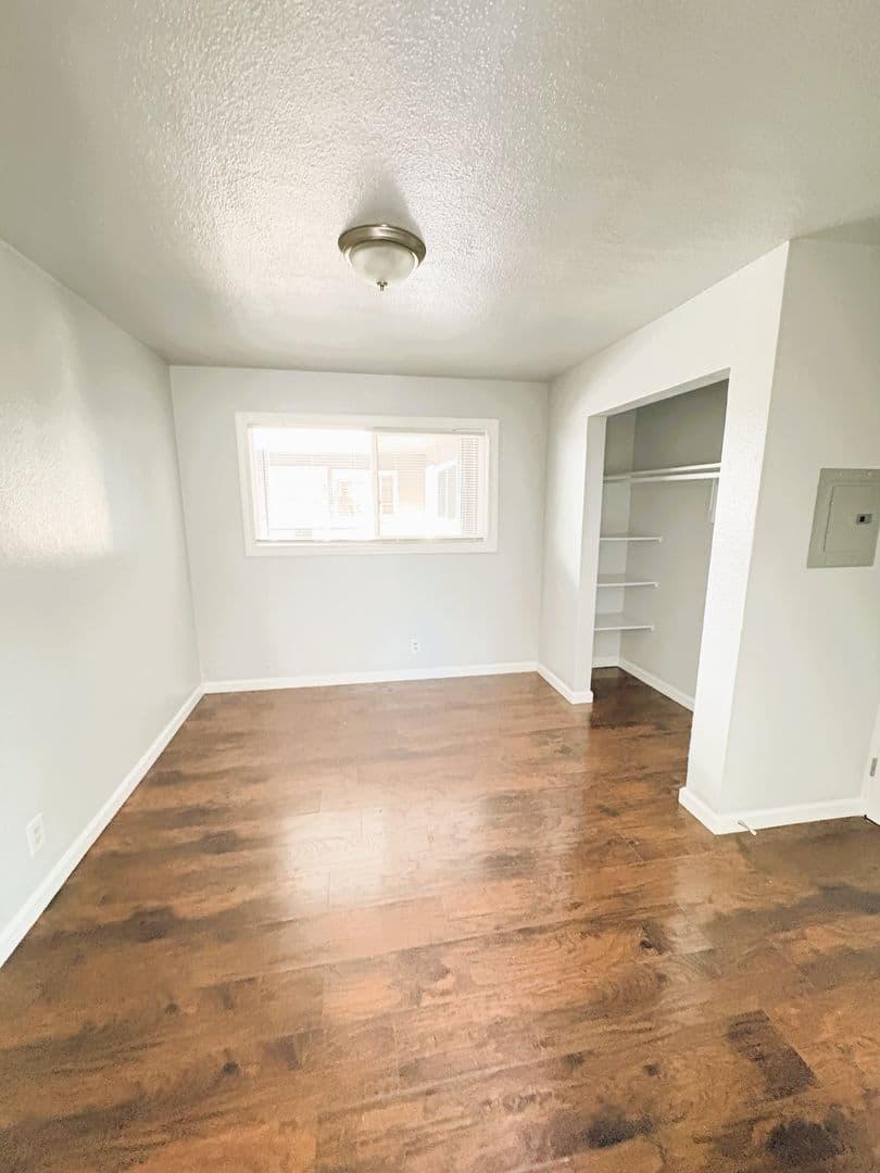 Oakland Apartment: 8656 MacArthur Blvd