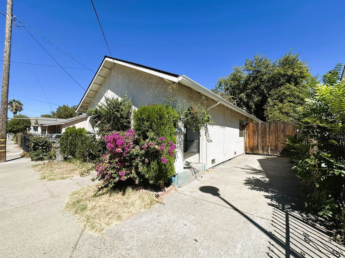 Sacramento House: 3221 44th St