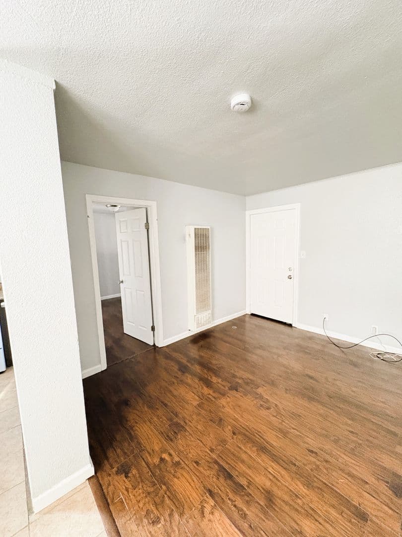 Oakland Apartment: 8656 MacArthur Blvd