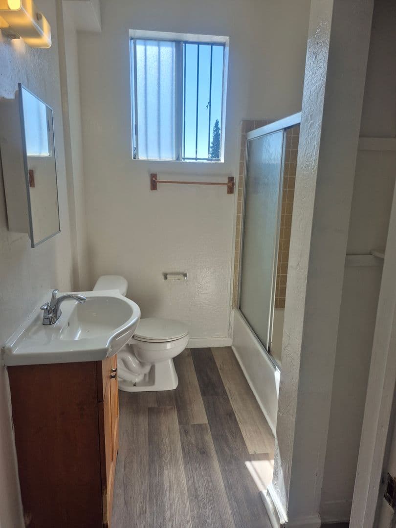 Oakland Apartment: 1811 27th Ave