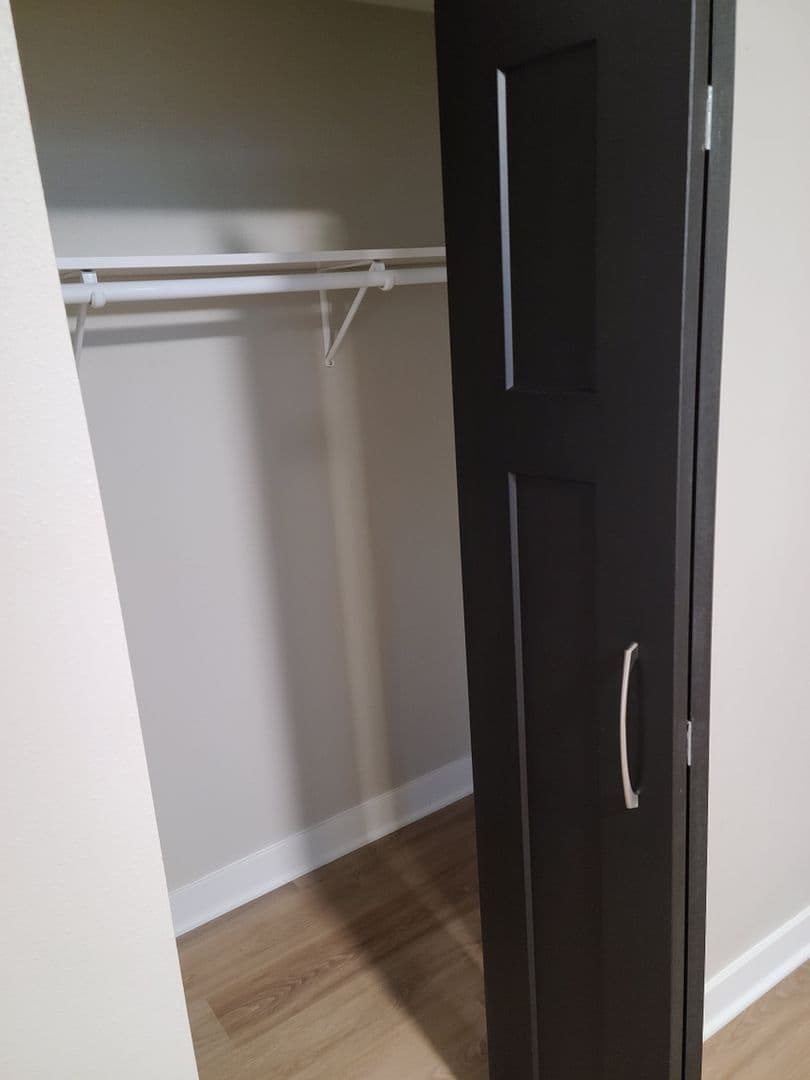 Madison Apartment: 822 W Lakeside Street