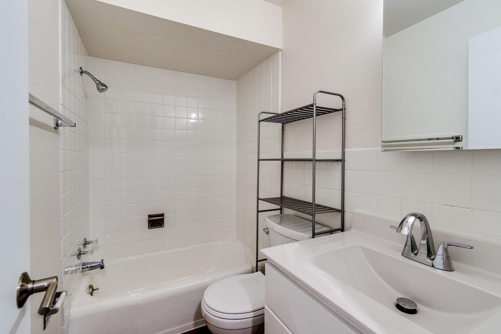 Madison Apartment: 402 Chamberlain Ave