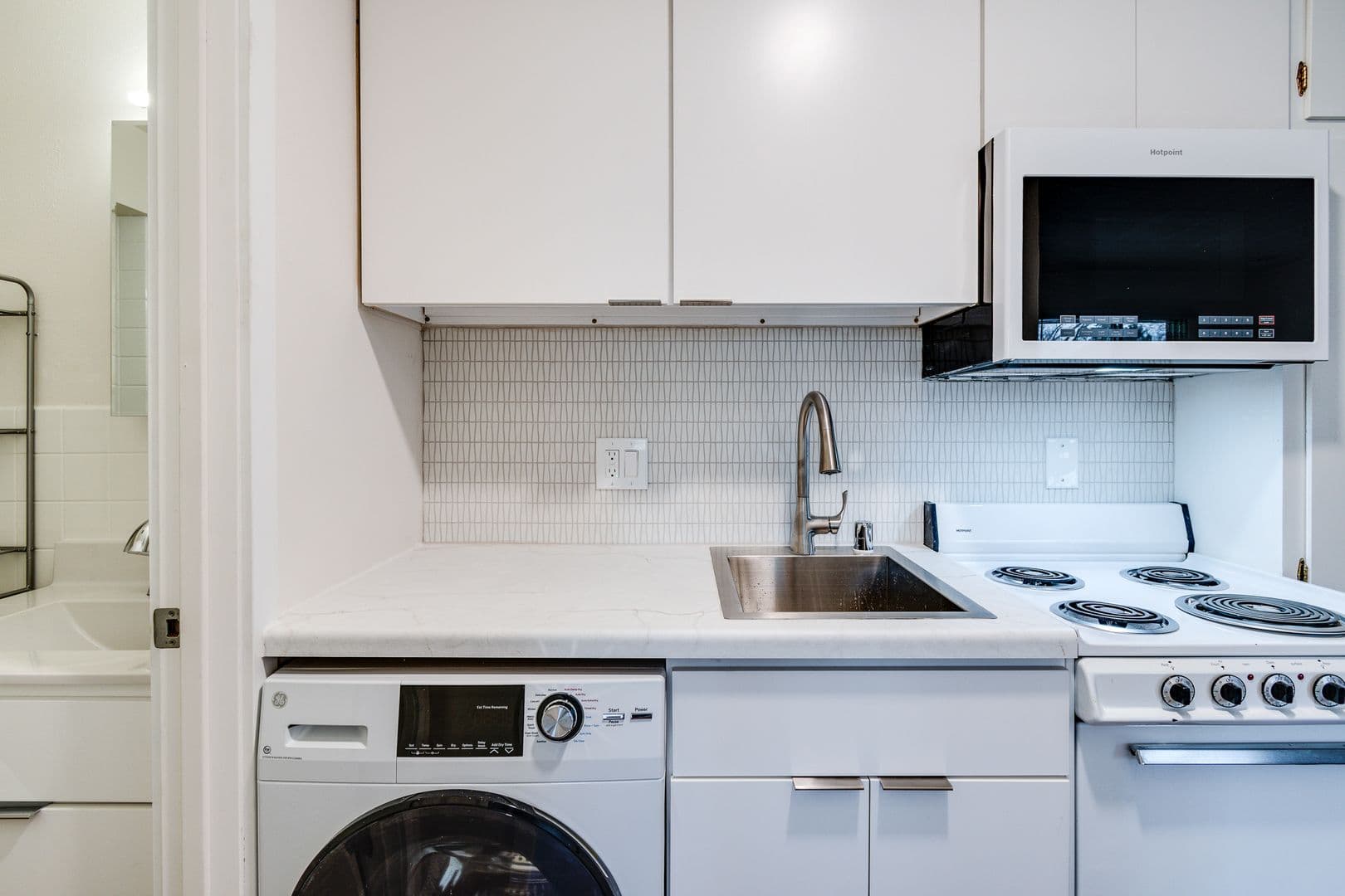 Madison Apartment: 402 Chamberlain Ave