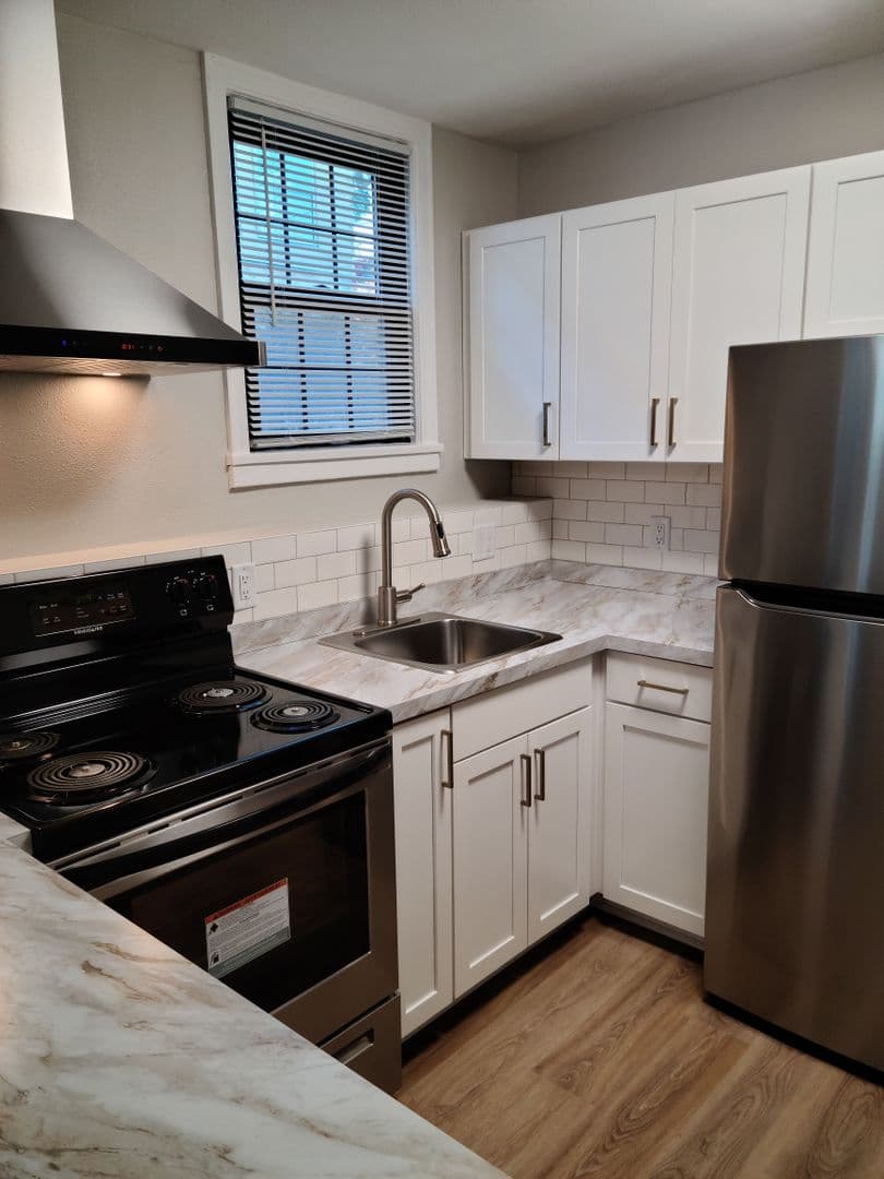 Madison Apartment: 822 W Lakeside Street