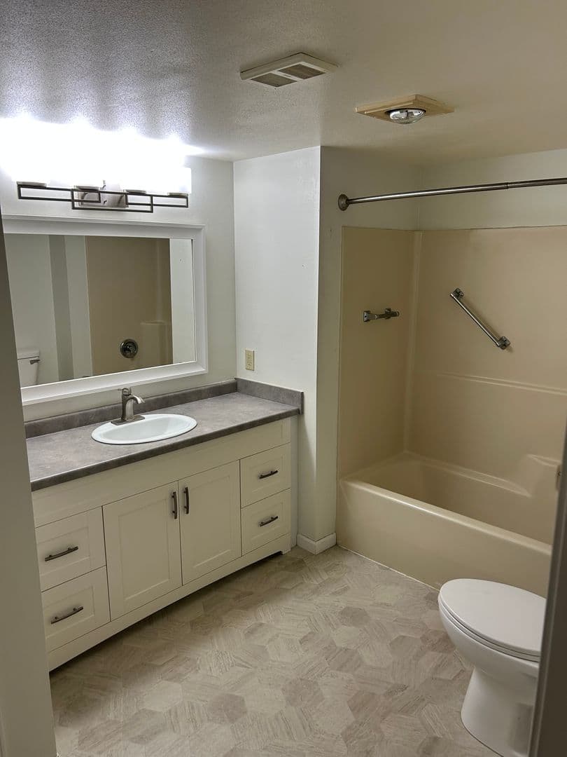Waunakee Apartment: 702 W Main St