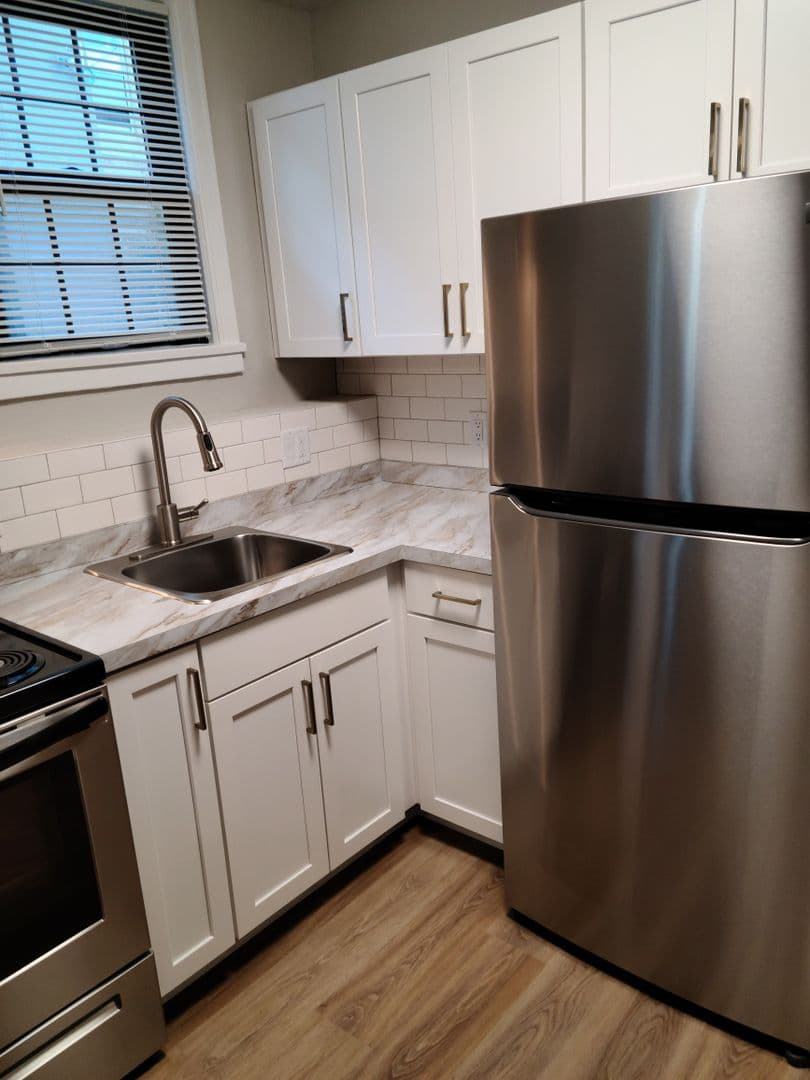 Madison Apartment: 822 W Lakeside Street
