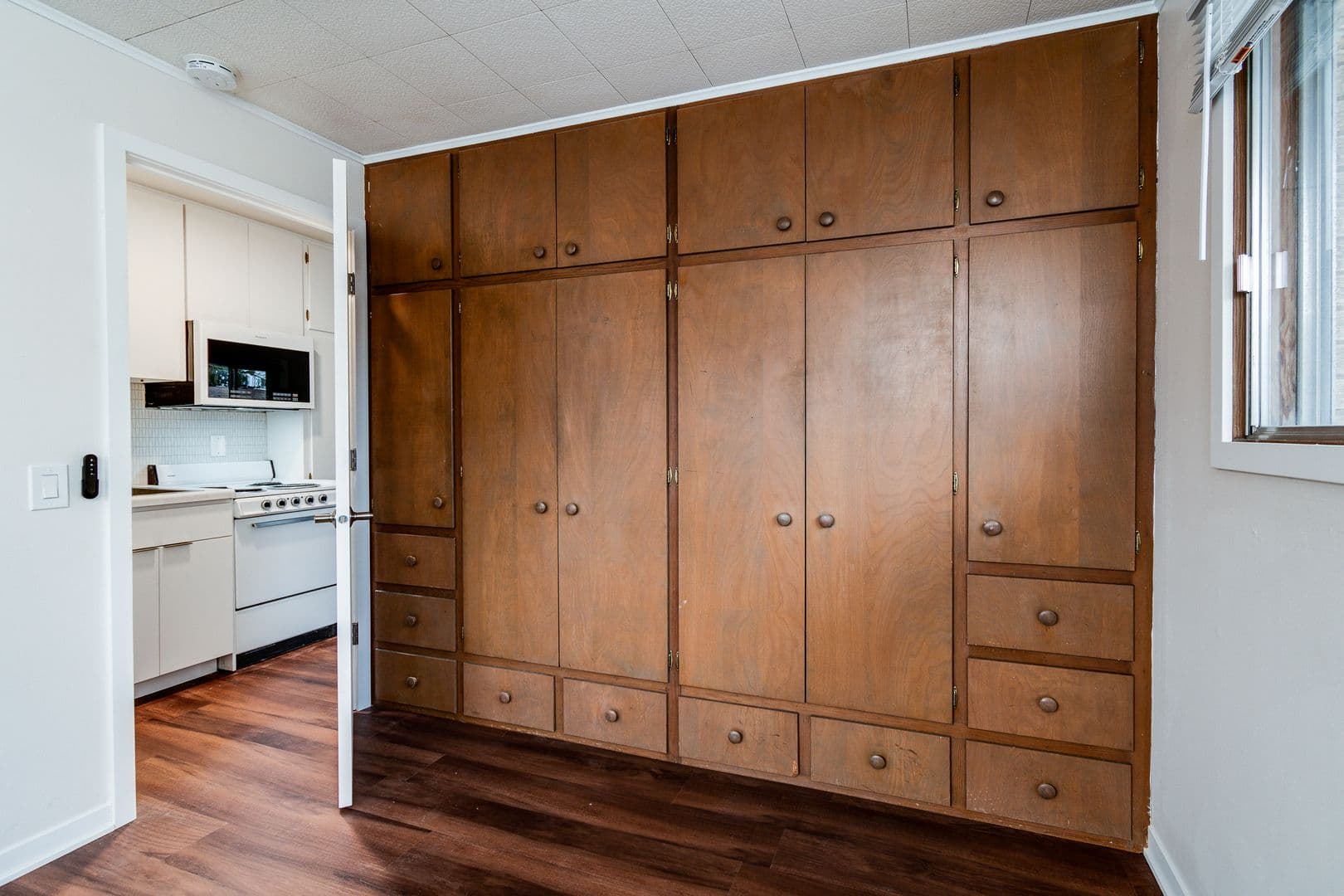 Madison Apartment: 402 Chamberlain Ave
