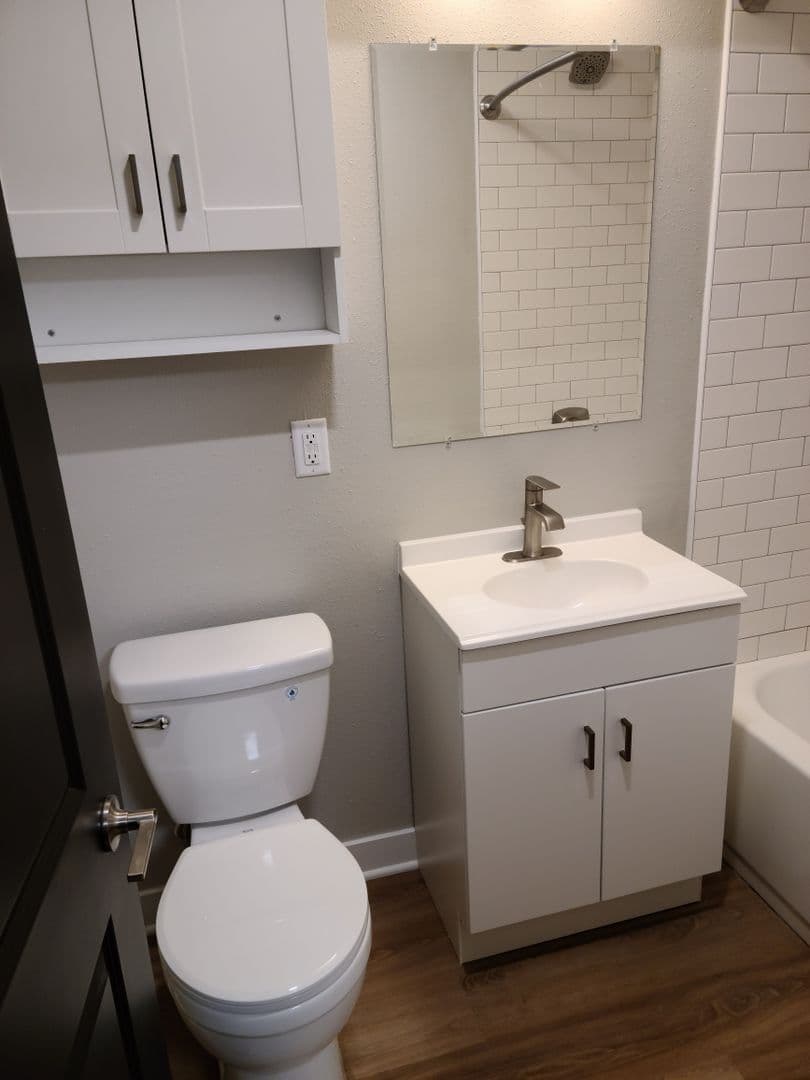Madison Apartment: 822 W Lakeside Street