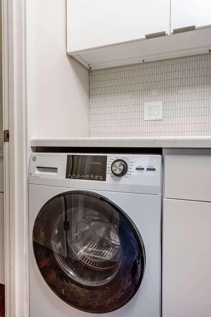 Madison Apartment: 402 Chamberlain Ave