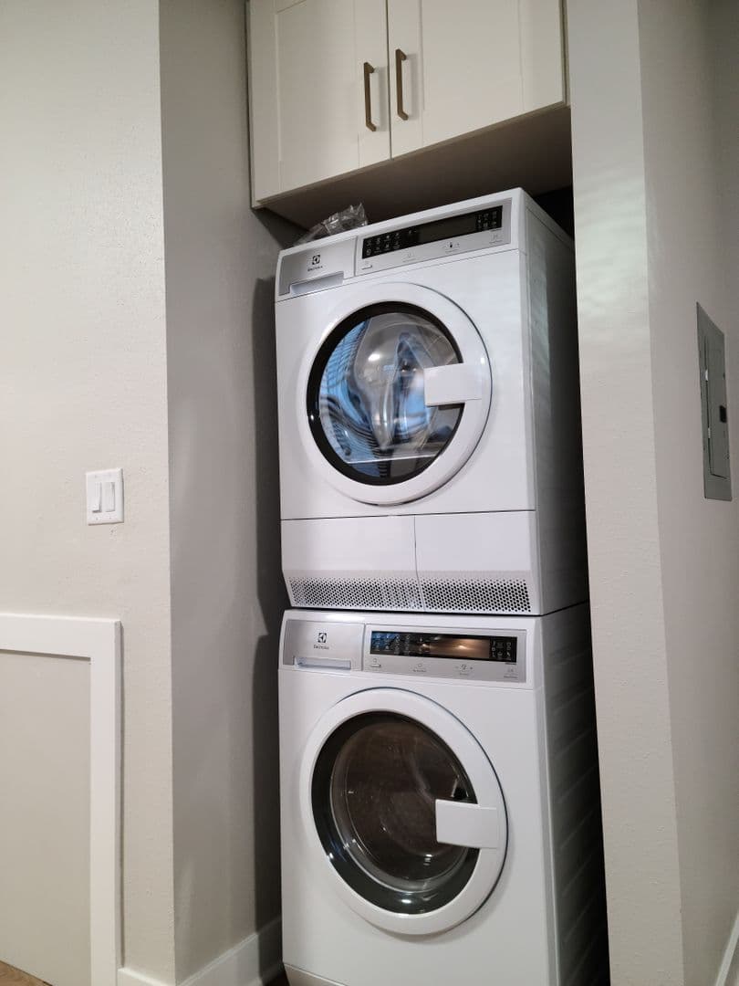 Madison Apartment: 822 W Lakeside Street