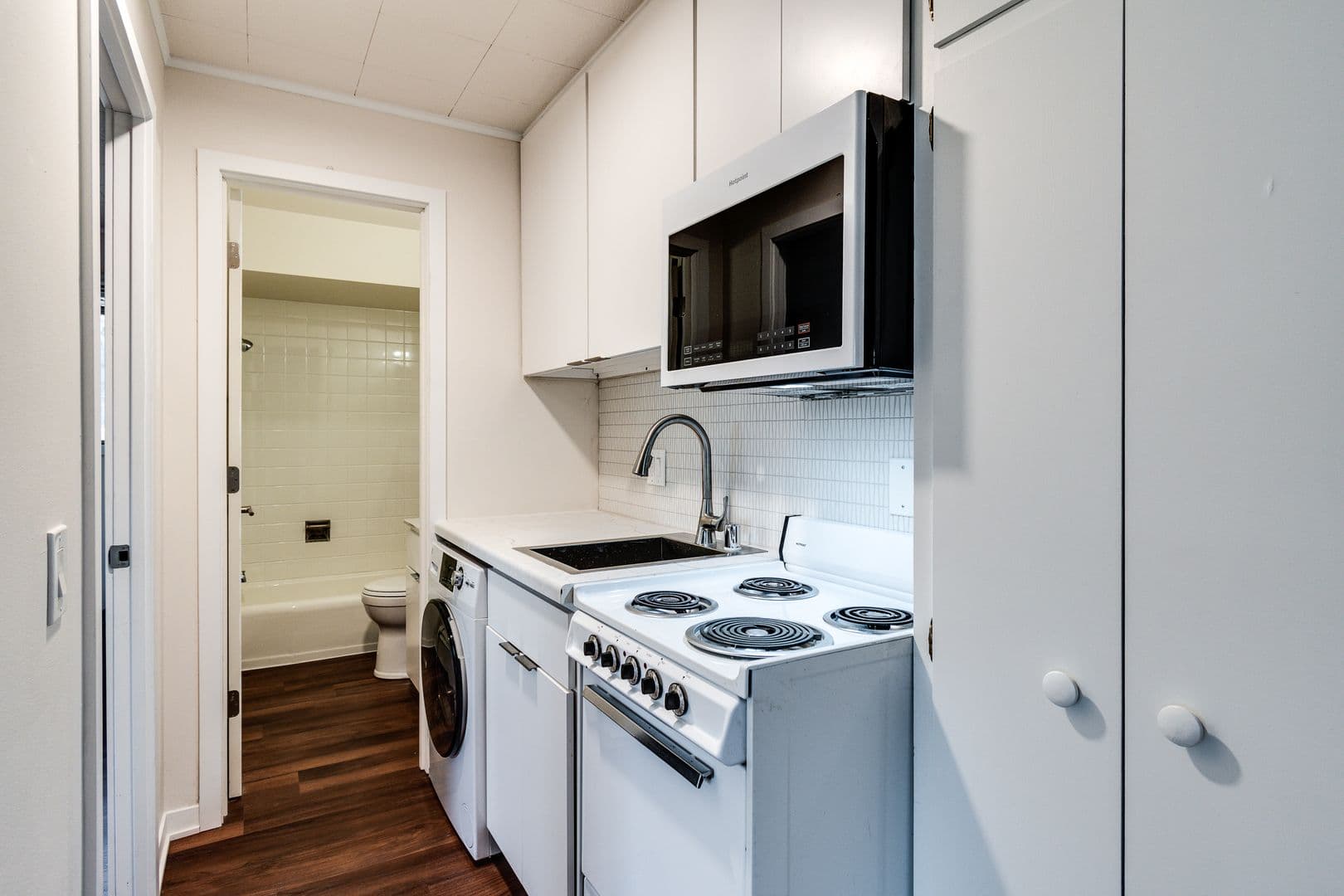 Madison Apartment: 402 Chamberlain Ave