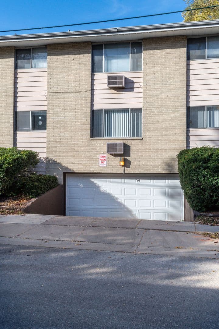 Madison Apartment: 402 Chamberlain Ave