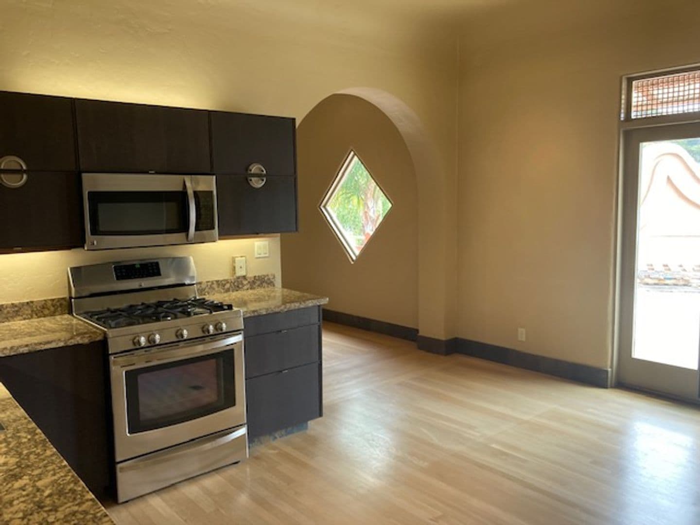 Monterey Apartment: 680 Cortes St.