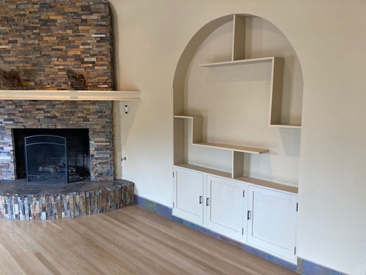 Monterey Apartment: 680 Cortes St.
