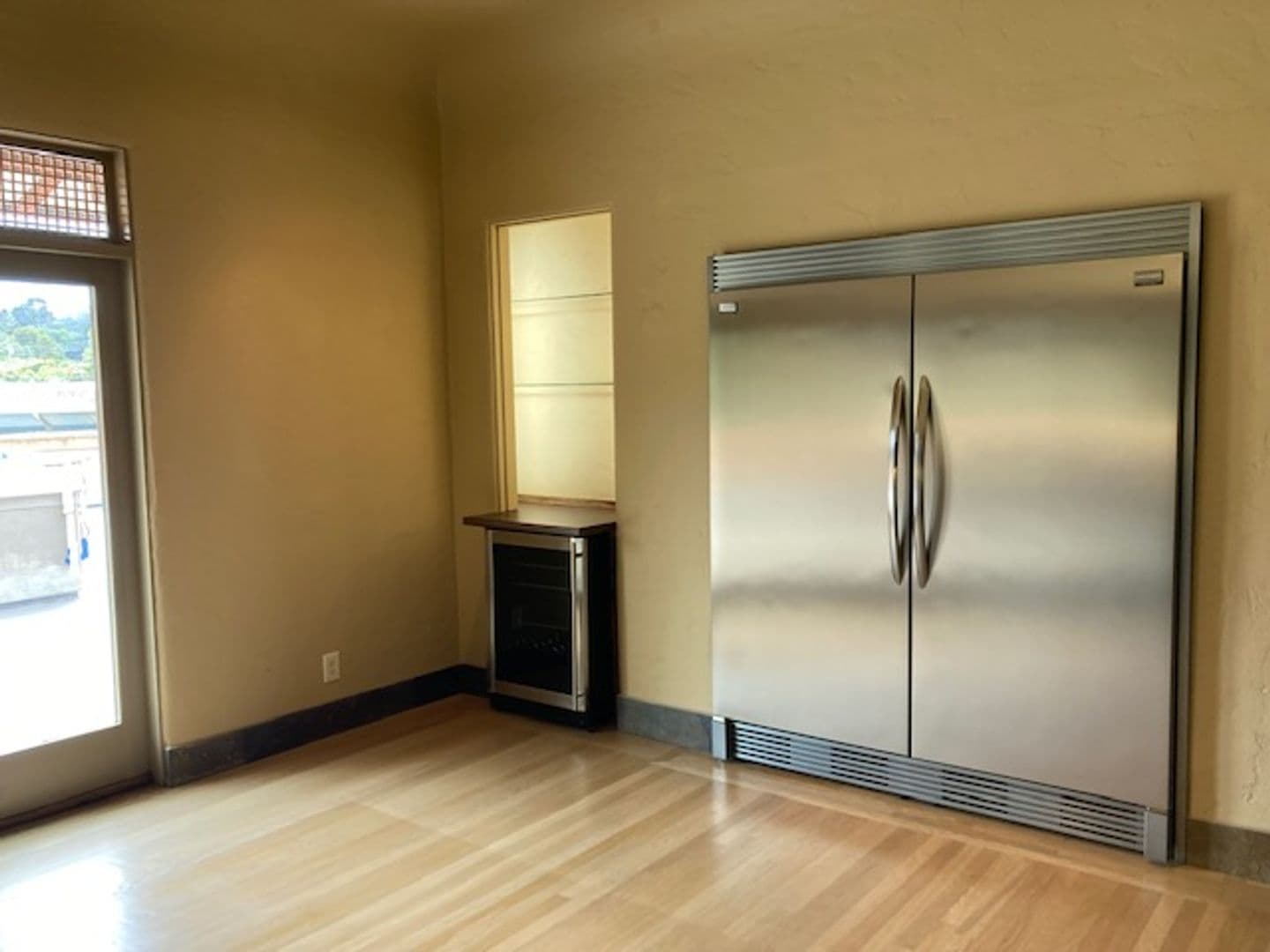 Monterey Apartment: 680 Cortes St.