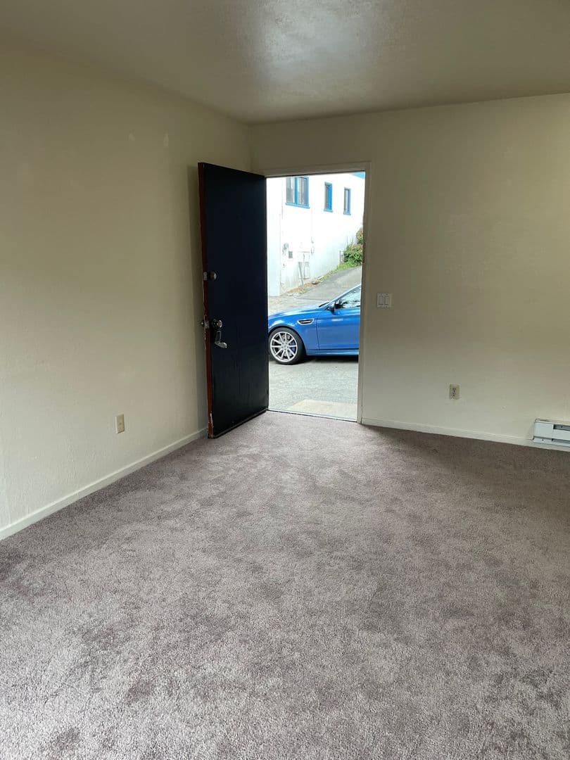 Monterey Apartment: 150 Hawthorne