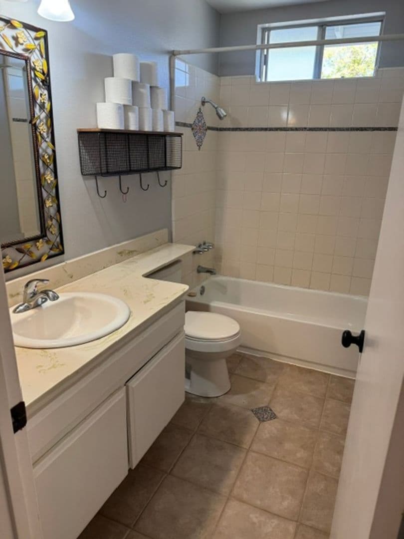 Gilroy House: 720 W 9th Street
