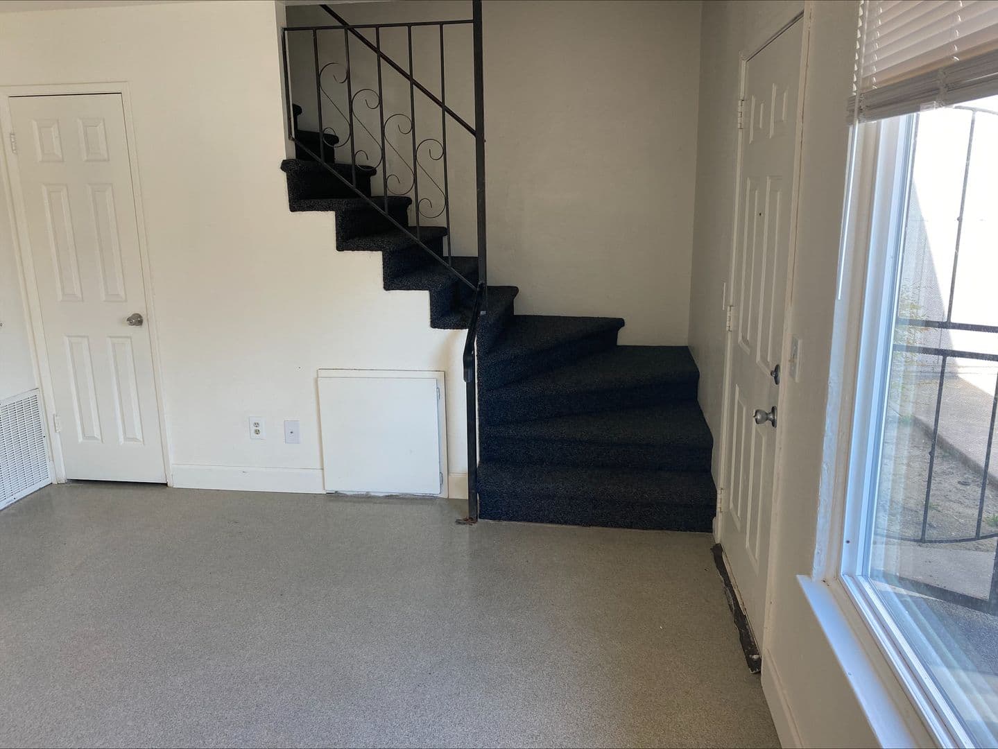 Merced Apartment: 1923-1933 Shadowbrook Drive