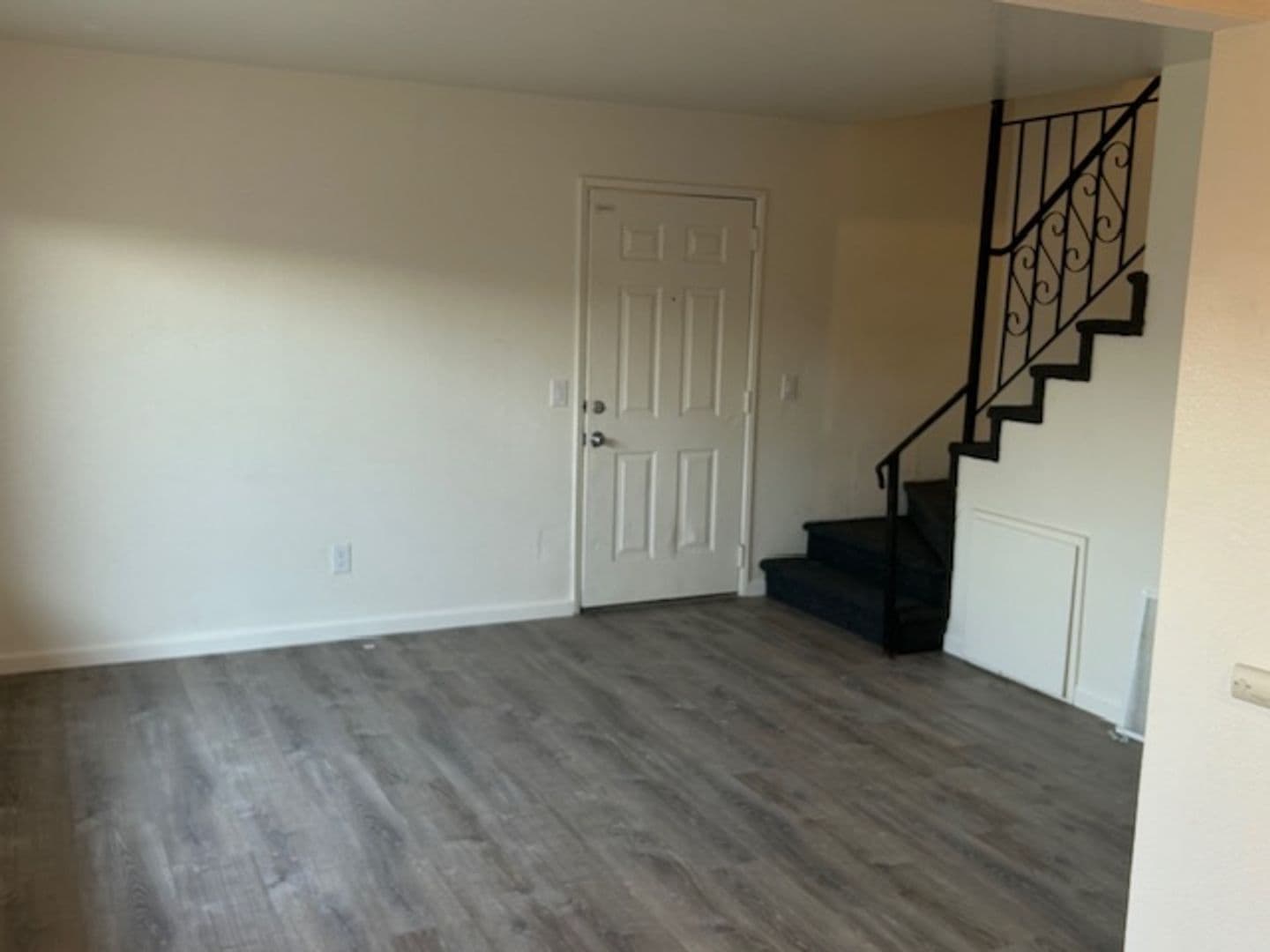 Merced Apartment: 1923-1933 Shadowbrook Drive