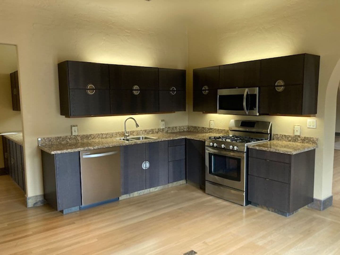 Monterey Apartment: 680 Cortes St.