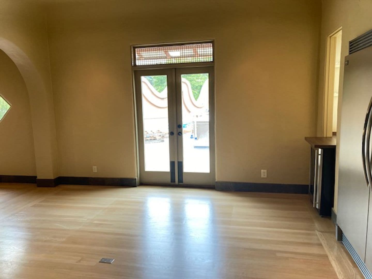 Monterey Apartment: 680 Cortes St.