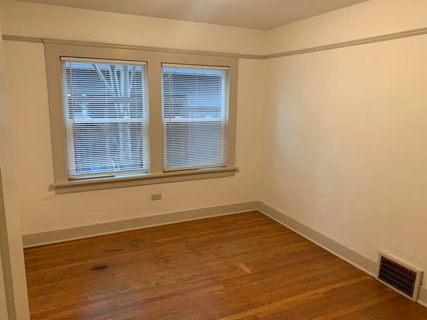 Portland Apartment: 1936 NW Raleigh St