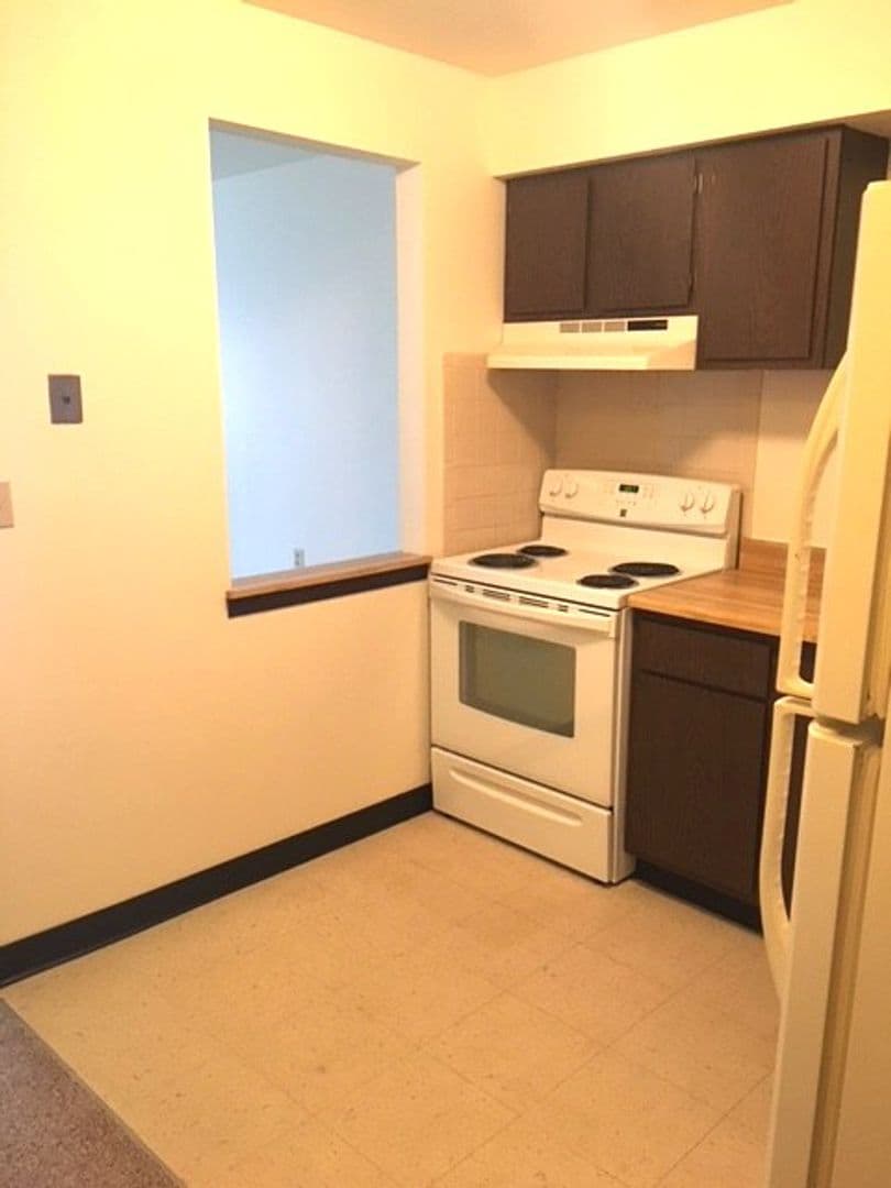 West Bend Apartment: 230 N. University Dr
