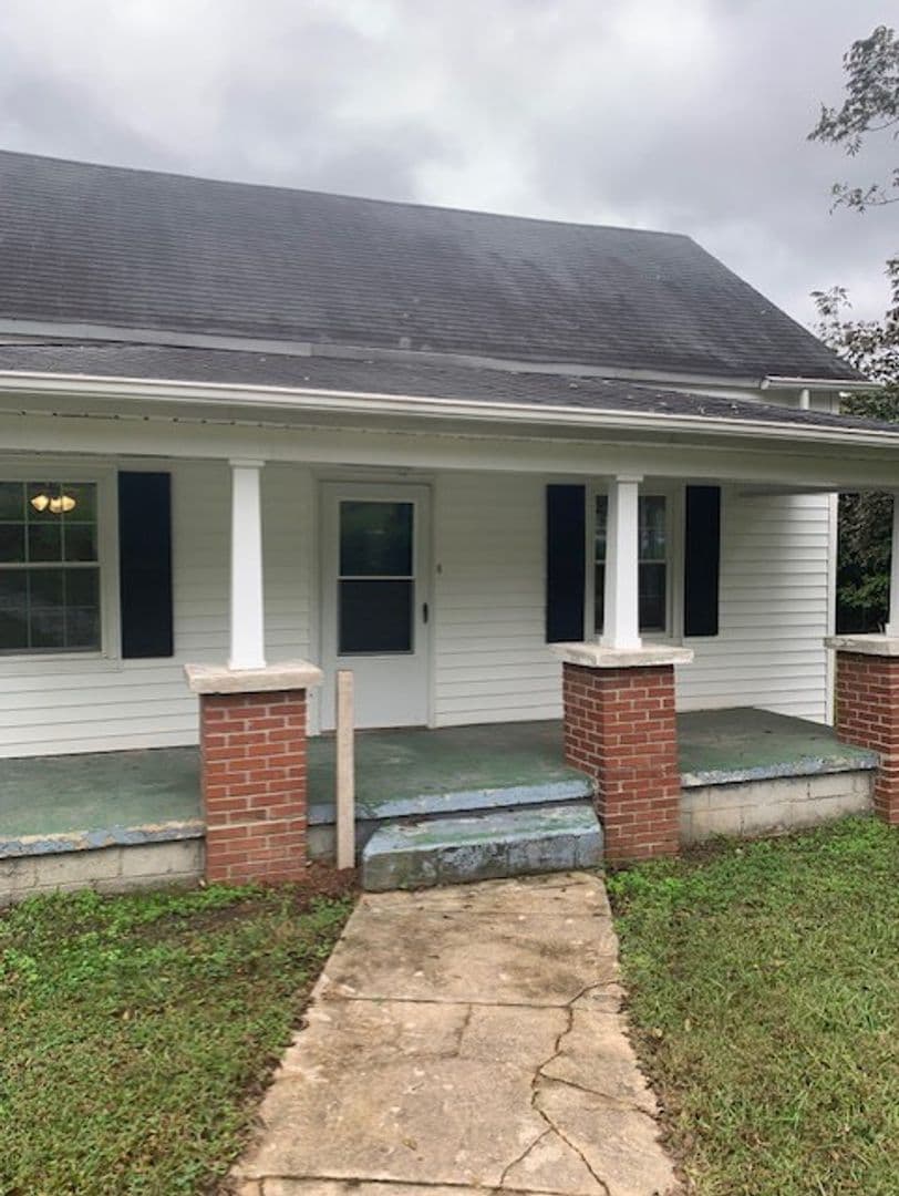Jonesville House: 303 Knitting Mill Street
