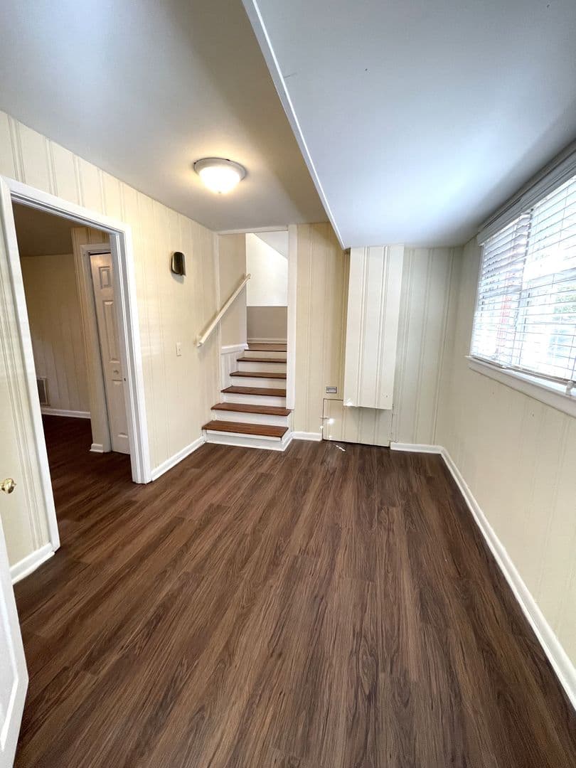 Athens House: 160 Pineview Dr
