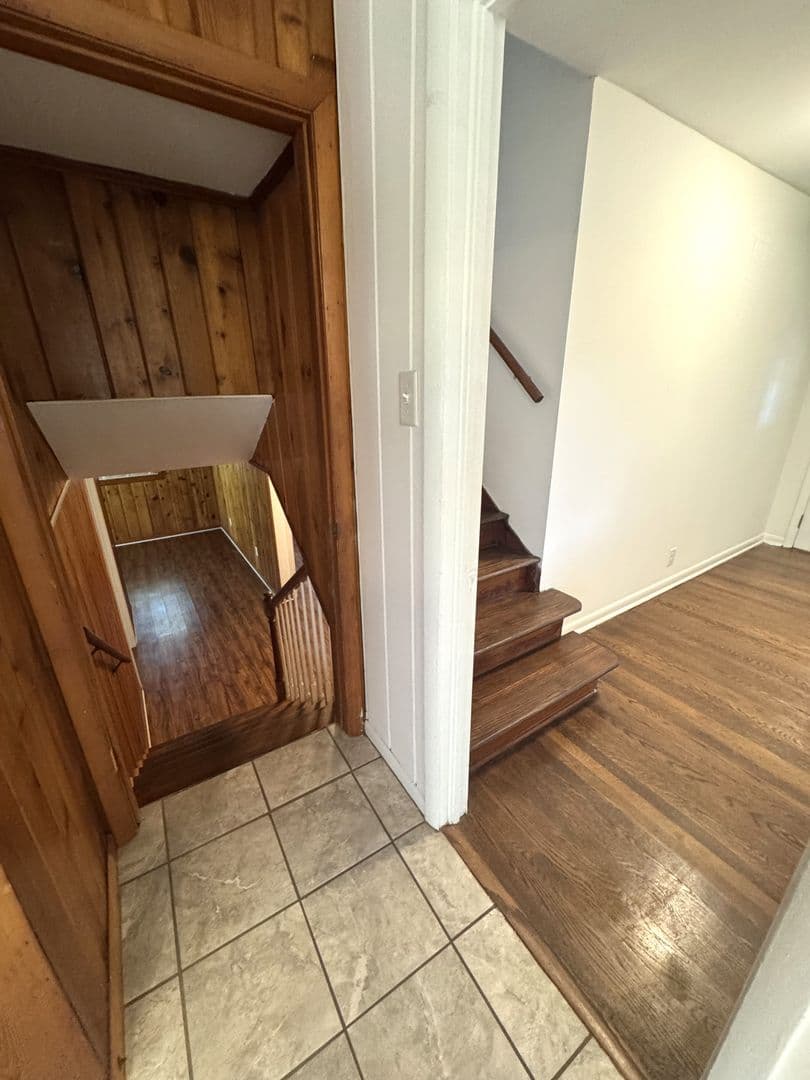 Athens House: 150 Pineview Dr