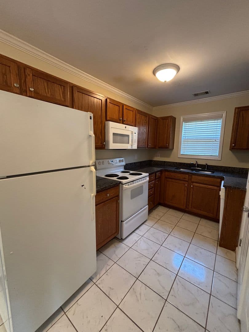 Athens House: 100 Pineview Ct