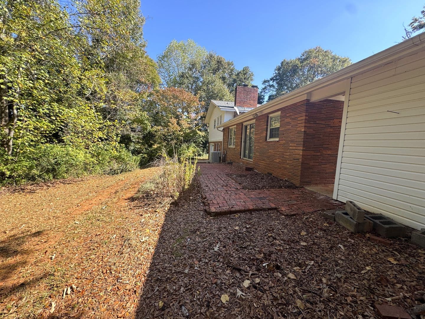Athens House: 150 Pineview Dr