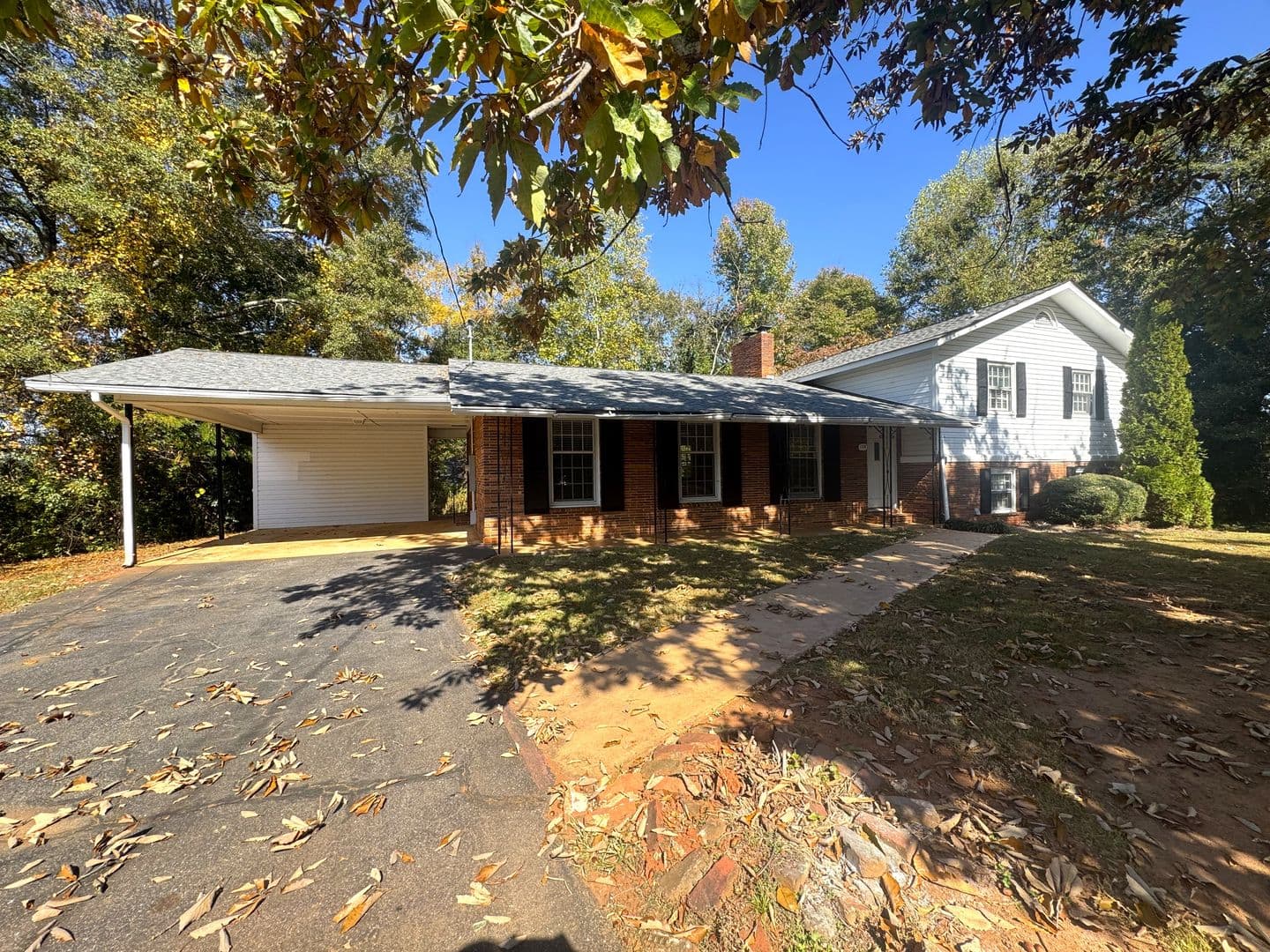 Athens House: 150 Pineview Dr