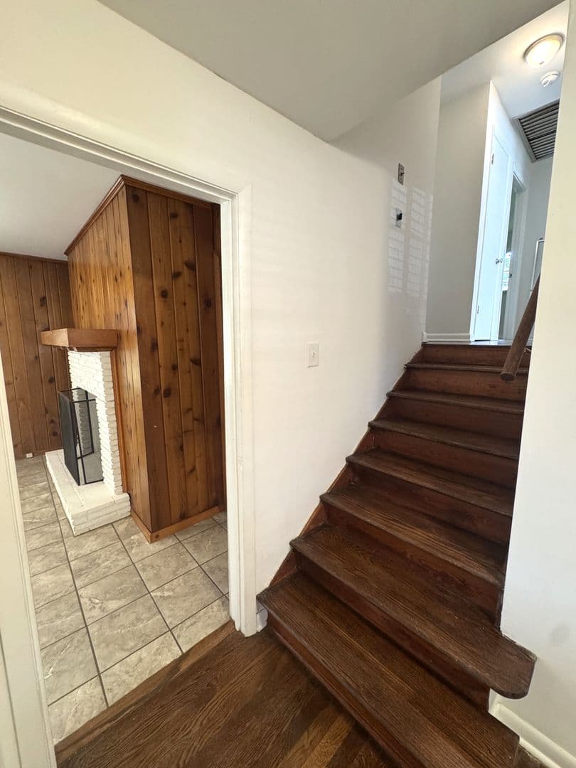 Athens House: 150 Pineview Dr