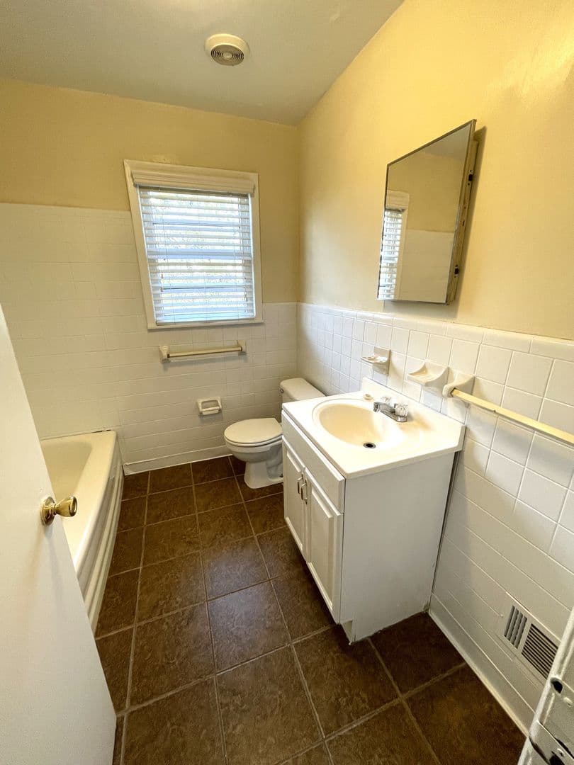 Athens House: 160 Pineview Dr