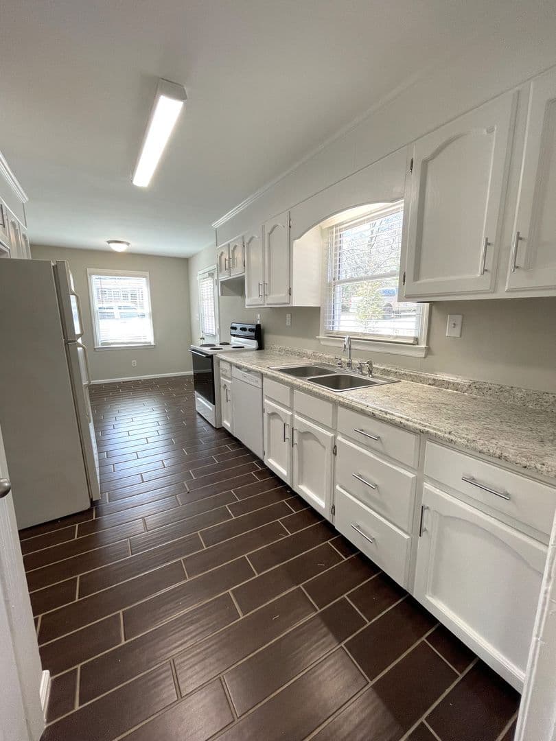 Athens House: 125 Hardin Dr