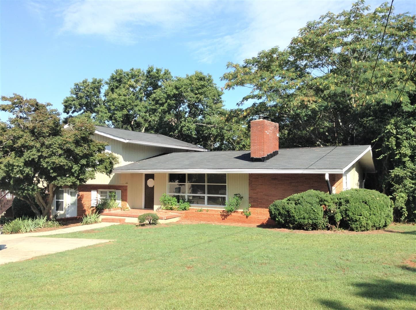 Athens House: 160 Pineview Dr