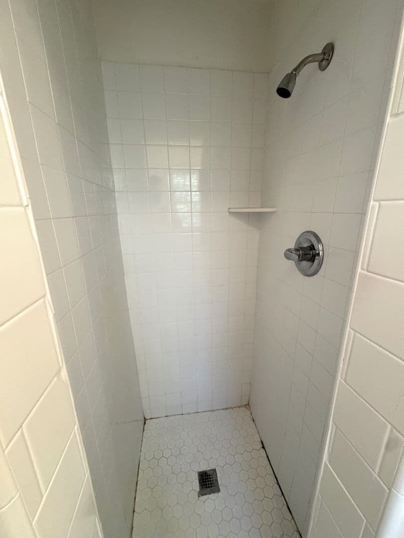 Athens House: 150 Pineview Dr