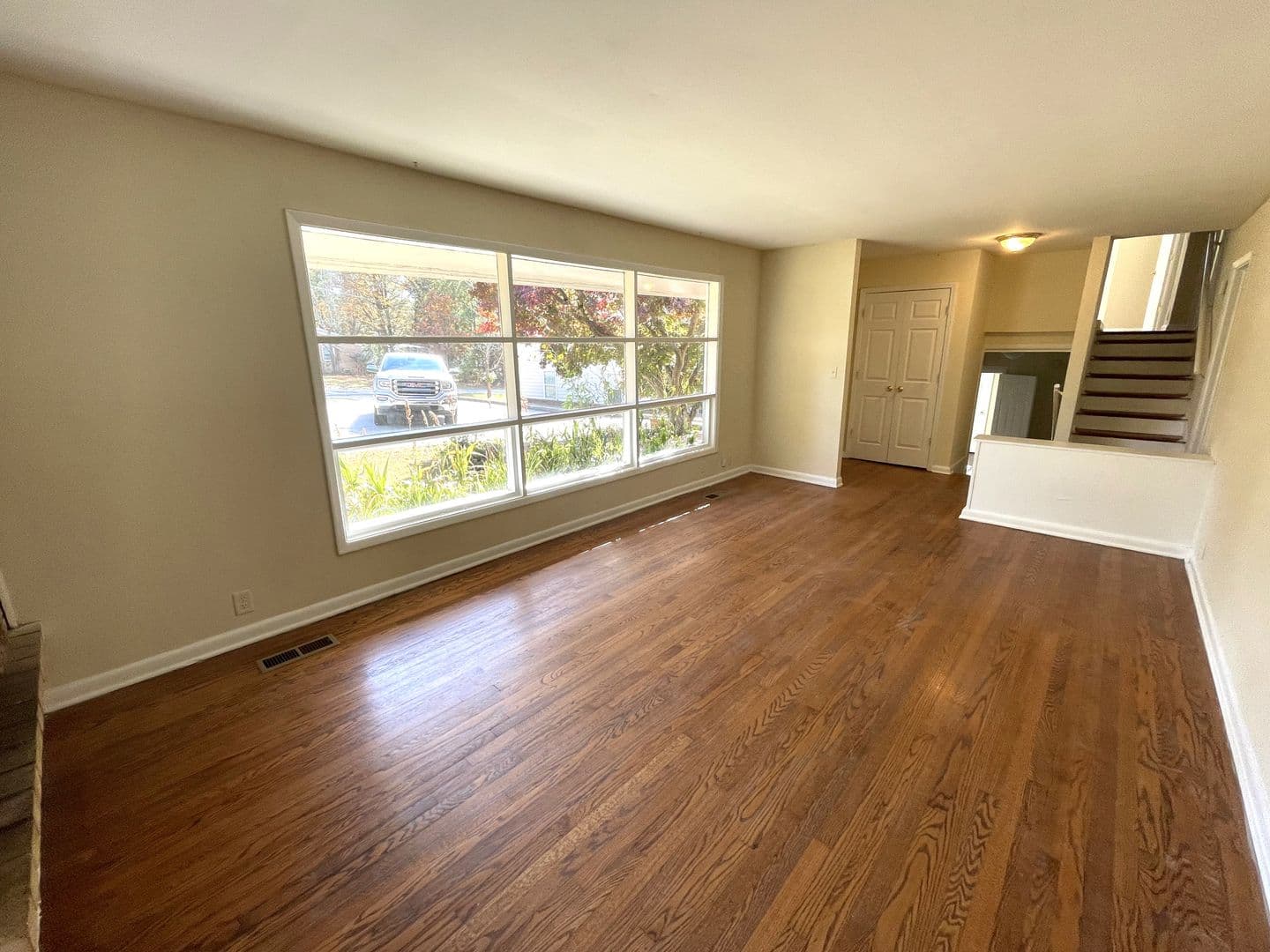Athens House: 160 Pineview Dr