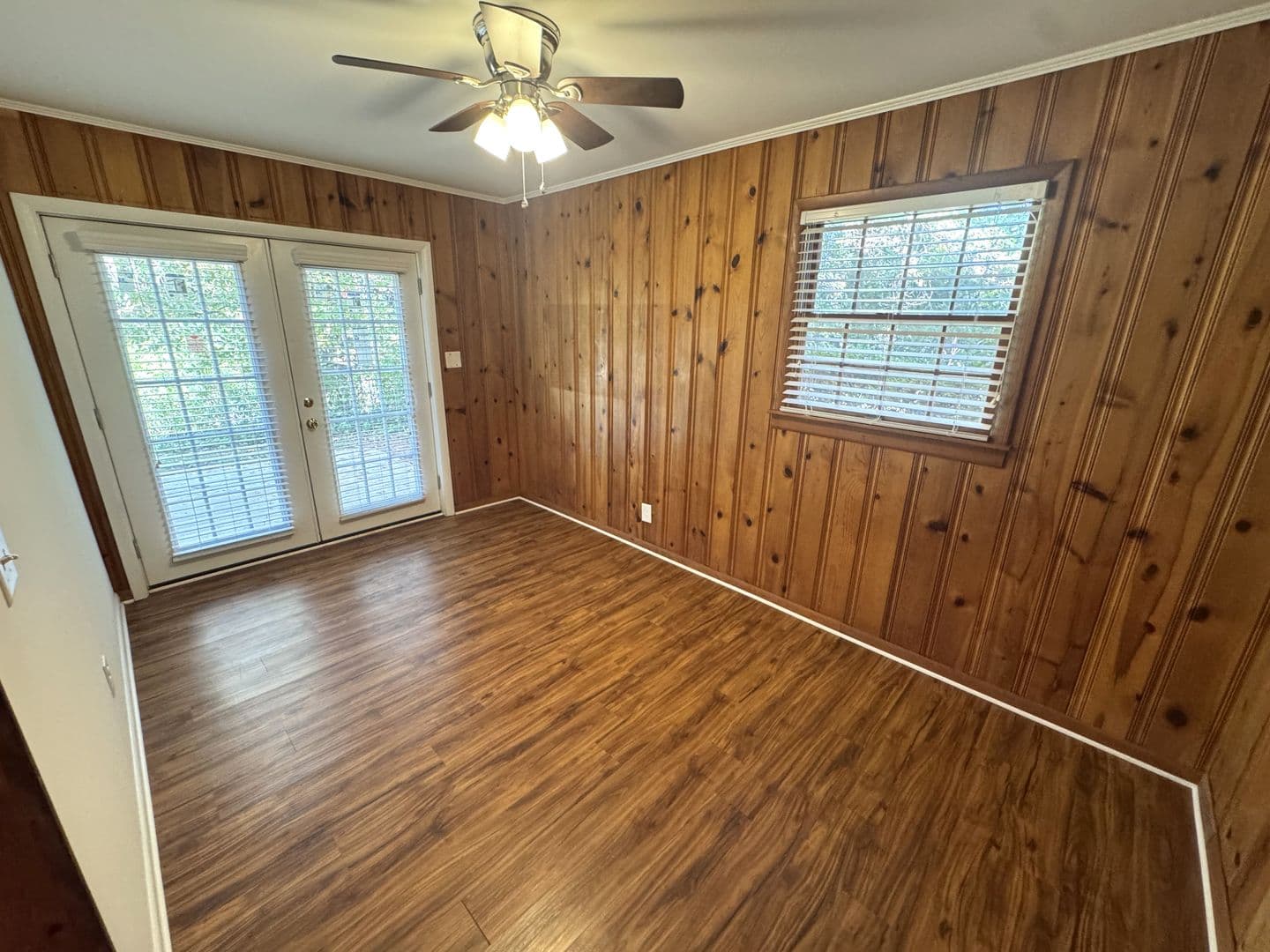 Athens House: 150 Pineview Dr
