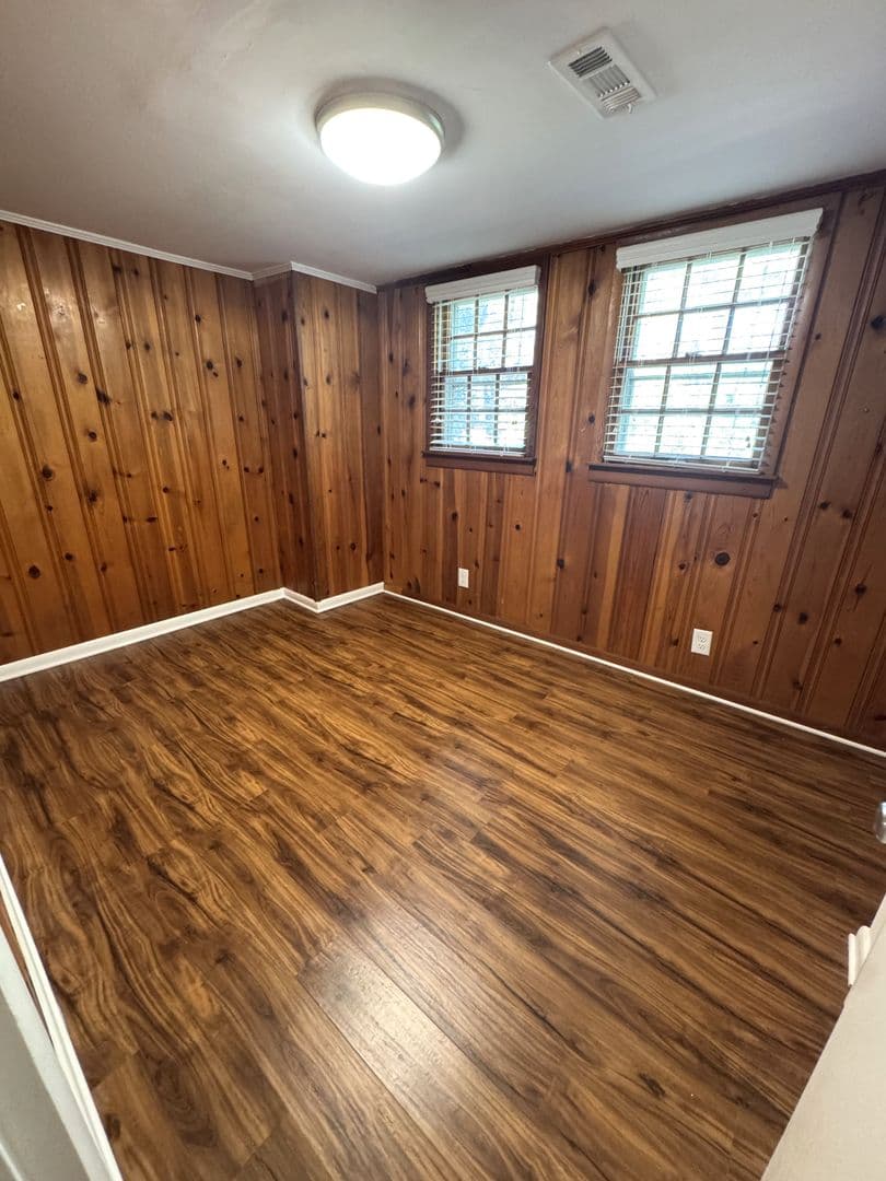 Athens House: 150 Pineview Dr