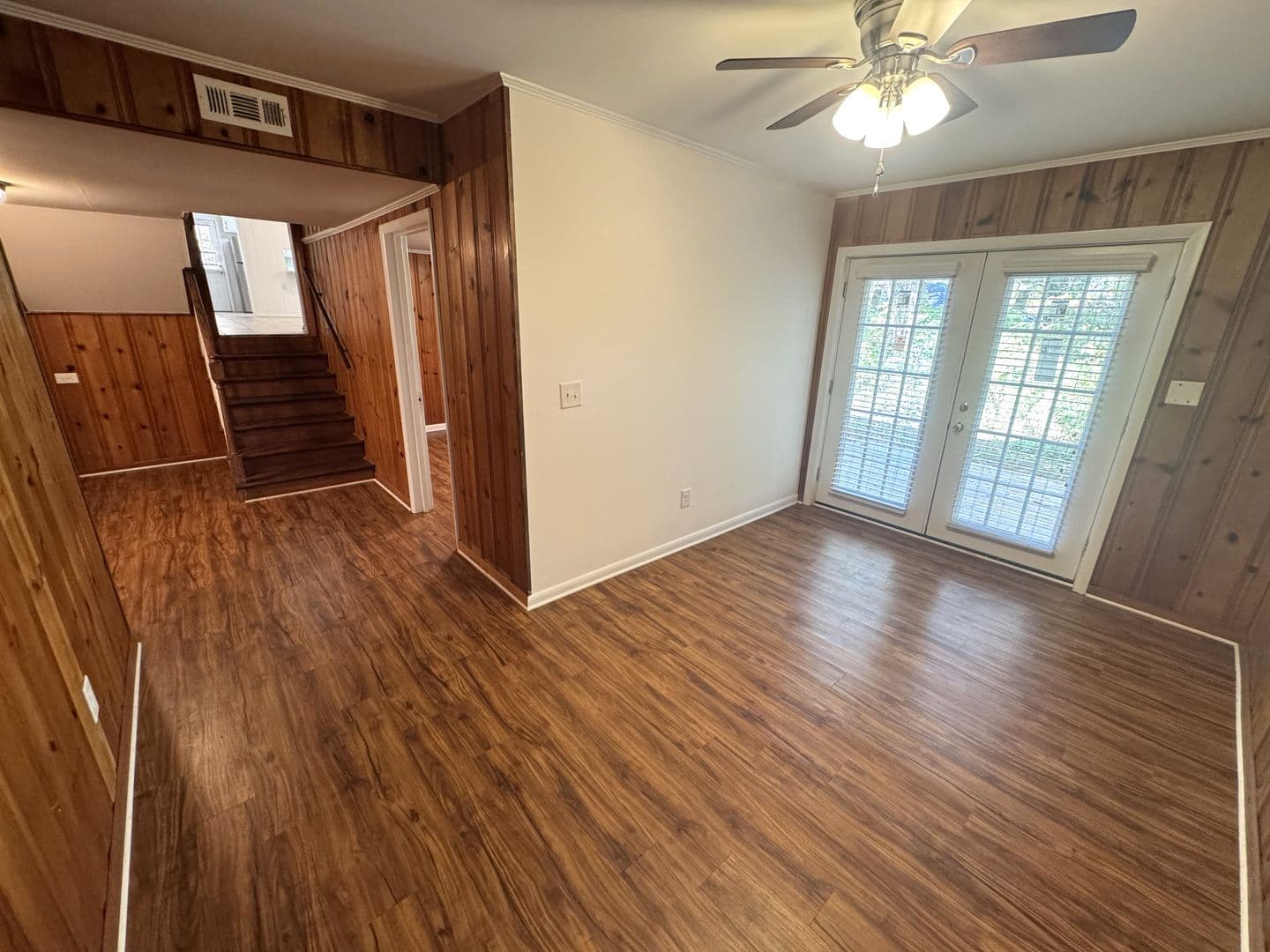 Athens House: 150 Pineview Dr