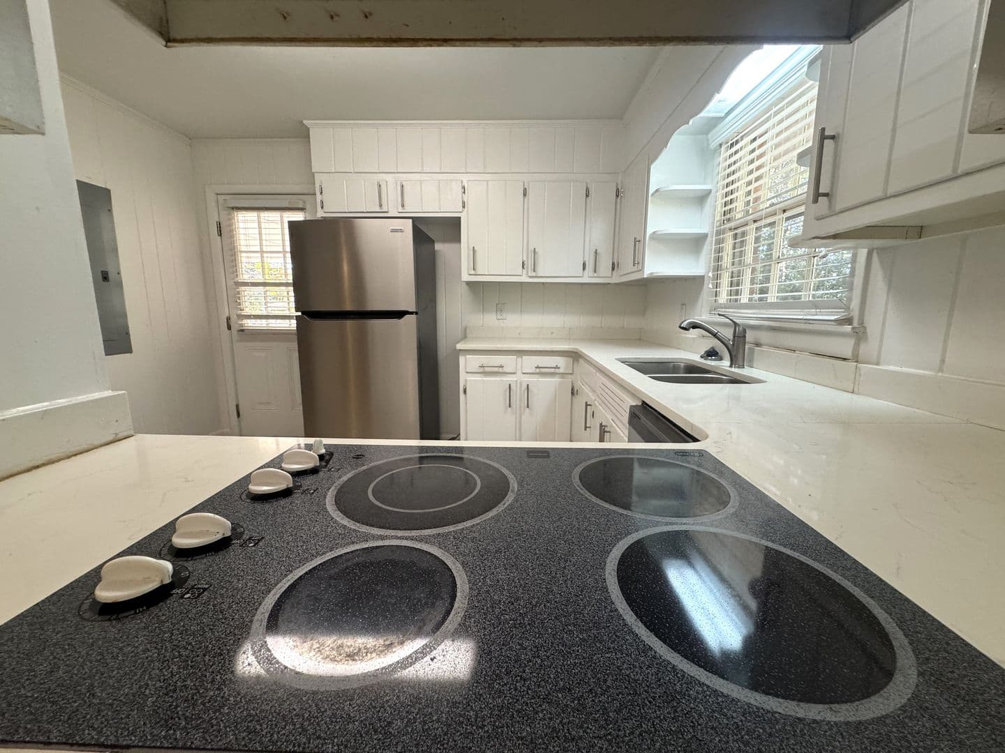 Athens House: 150 Pineview Dr