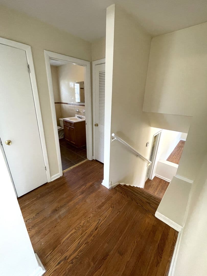 Athens House: 160 Pineview Dr