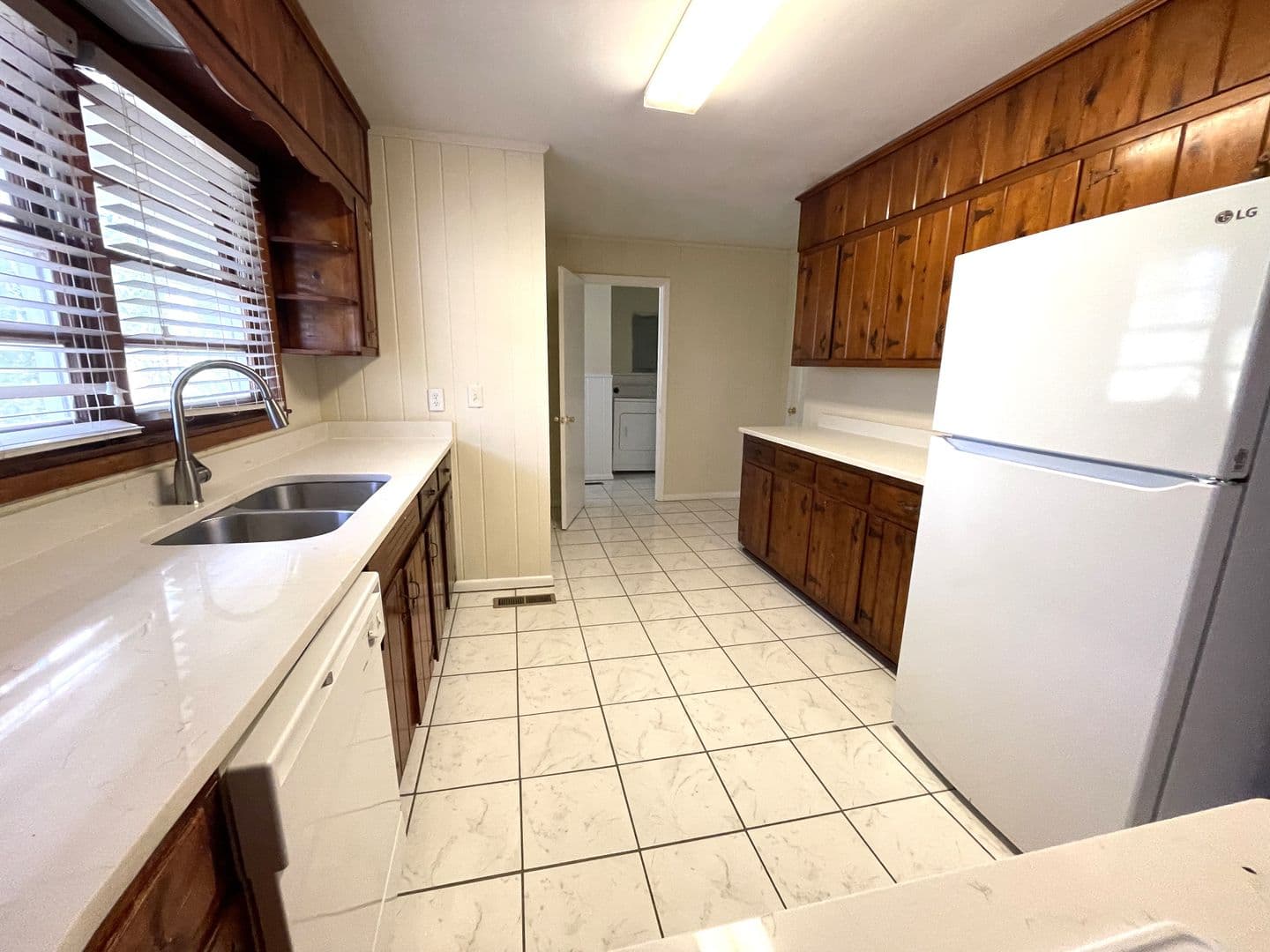 Athens House: 160 Pineview Dr