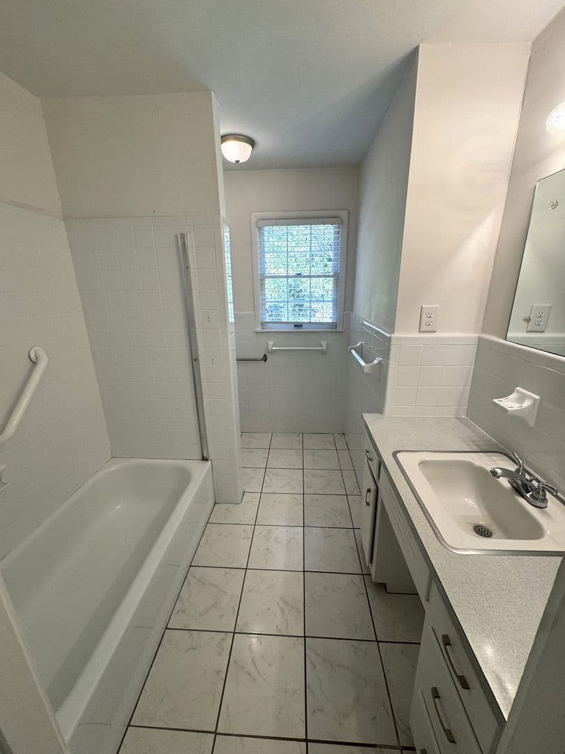 Athens House: 150 Pineview Dr