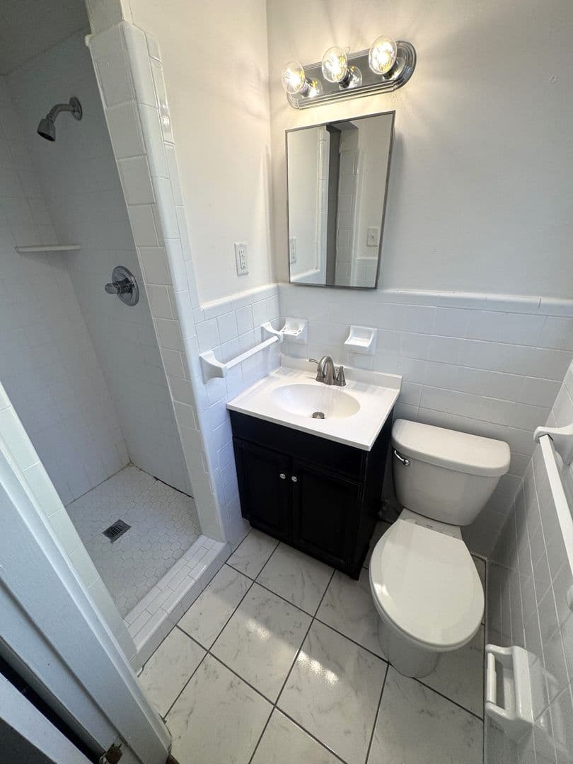 Athens House: 150 Pineview Dr