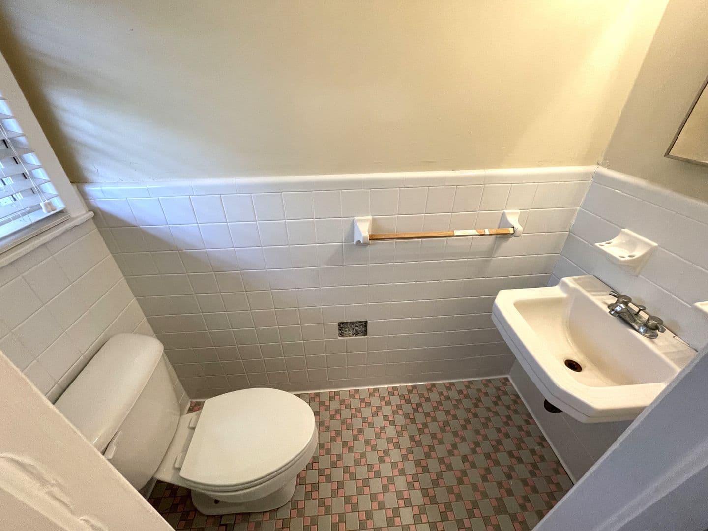 Athens House: 160 Pineview Dr