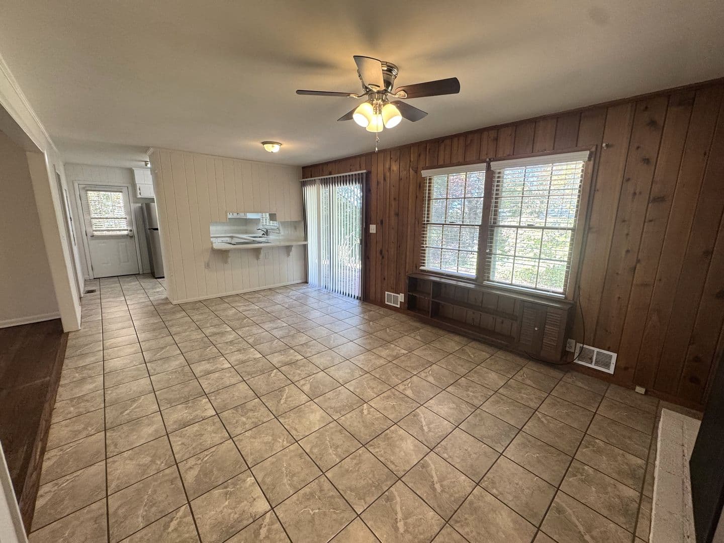 Athens House: 150 Pineview Dr